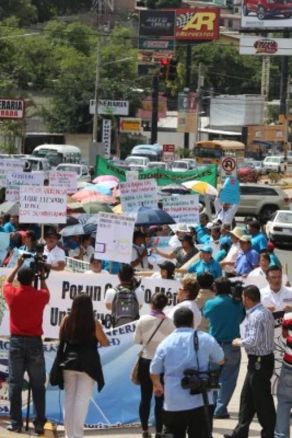 Personal de Salud realiza marcha en principales ciudades de Honduras