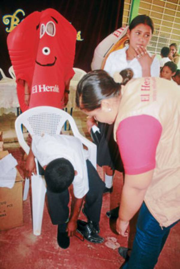 Soli-Diario calza y equipa con útiles a niños de El Rodeo