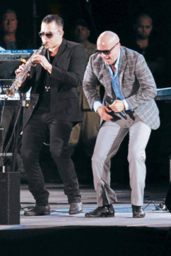 Estrellas latinas triunfan en 'spanglish”