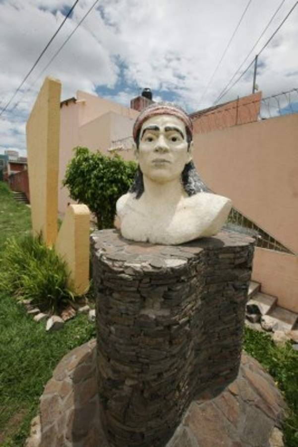 En la capital se le rinde homenaje al guerrero y bravío cacique Lempira