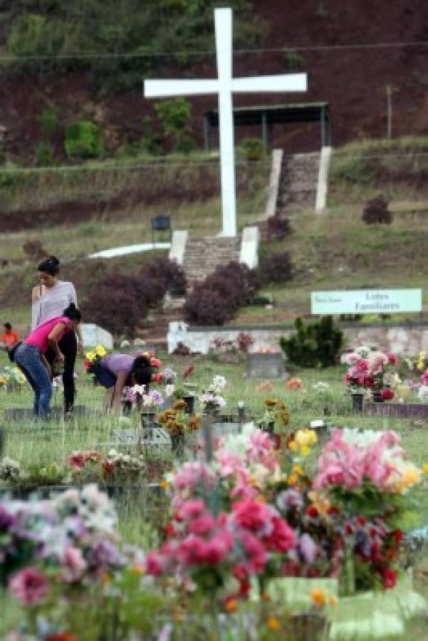 Hondureños rinden tributo a sus familiares ausentes