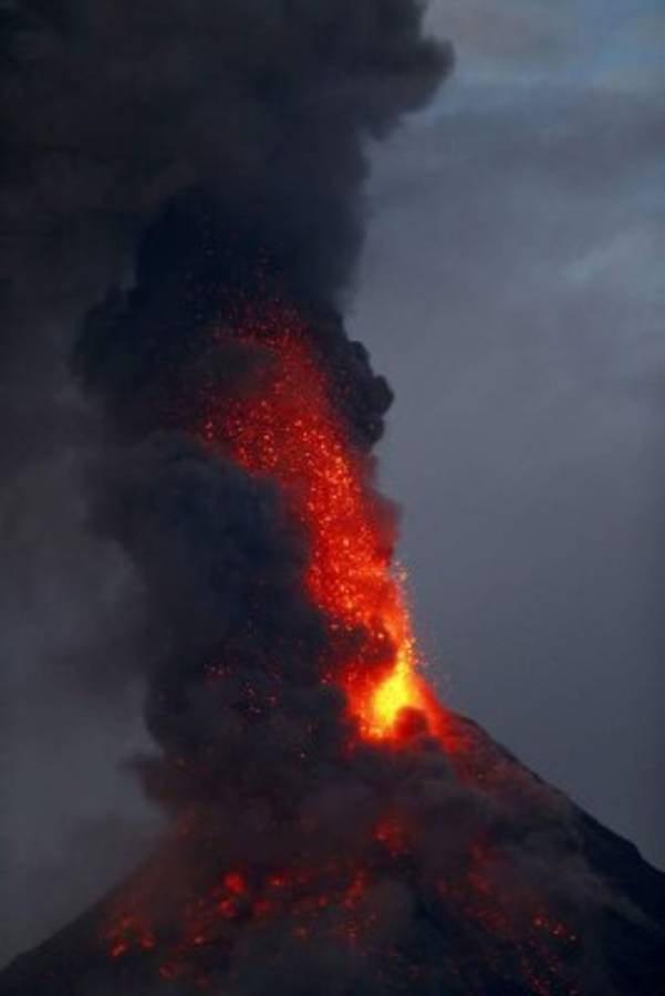 Increíbles imágenes de la erupción de un volcán en Filipinas