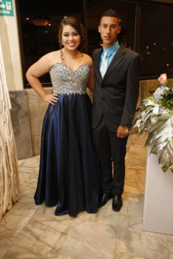 Los Seniors de la England School celebran su baile de graduación