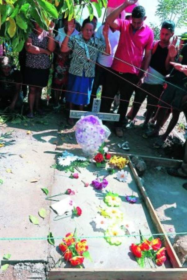 En medio de otro mito sepultan a niño que creyeron revivió en Yoro, Honduras