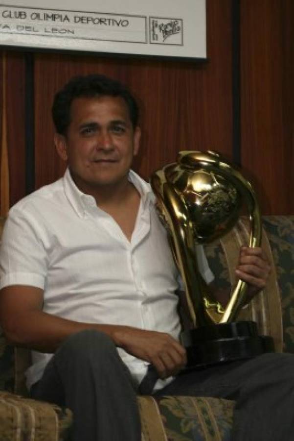 Nahún Espinoza posando con una de las copas de su tricampeonato.