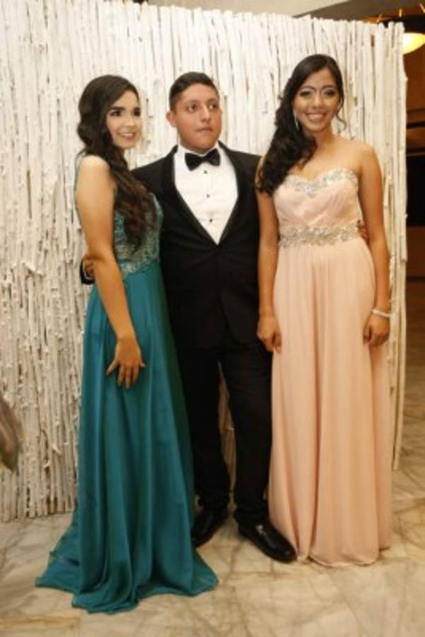 Los Seniors de la England School celebran su baile de graduación