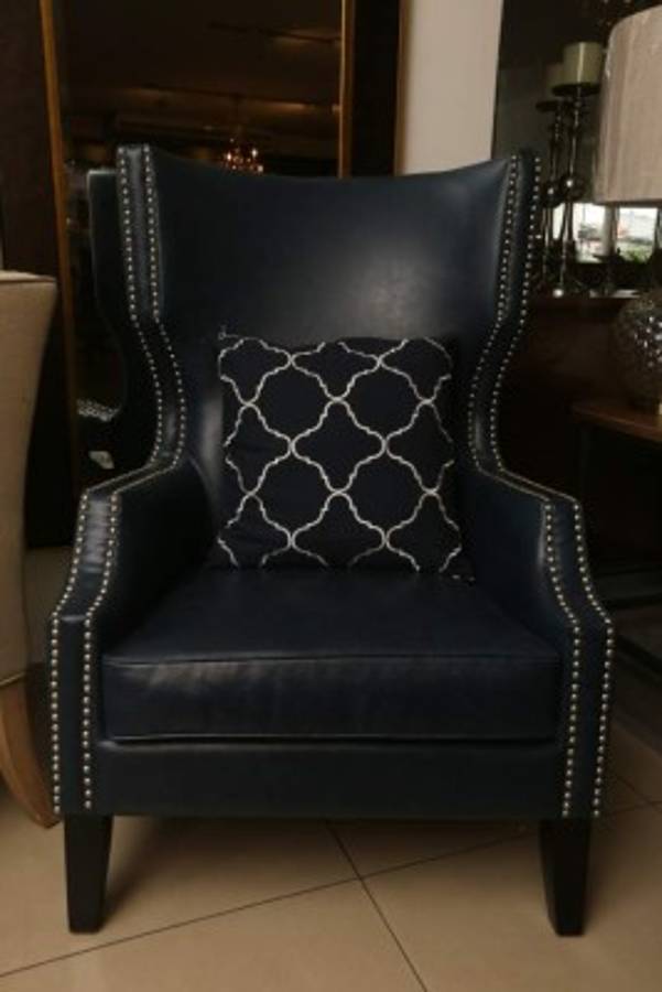 Este cojín estampado combina perfecto con los acabados metalizados de este sillón. Foto: David Romero / EL HERALDO