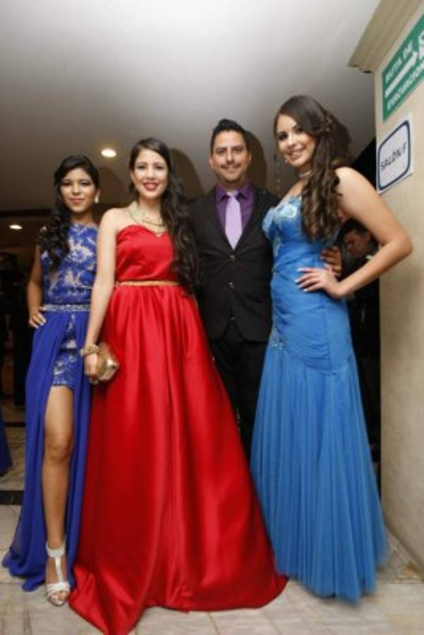 Los Seniors de la England School celebran su baile de graduación