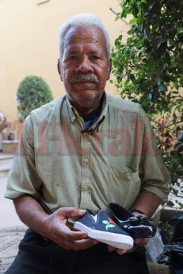 Además de lustrar zapatos, ahora también los elabora. (Fotos: Joselo Trejo / EL HERALDO)