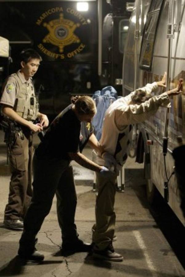 Los agentes del condado de Maricopa, en Phoenix, proceso a un sospechoso capturado en una redada de migrantes a través de un programa que Donald Trump quiere revivir, foto: AP.