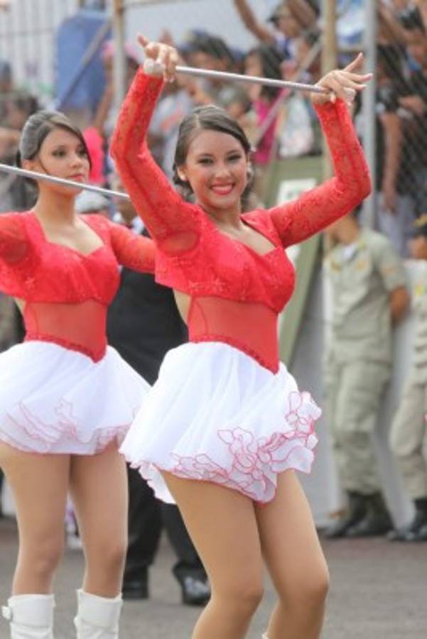 Bastoneras, dueñas de la pasarela cívica