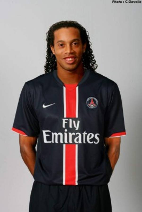 Las ocho camisetas que se puso Ronaldinho en sus 18 años de carrera