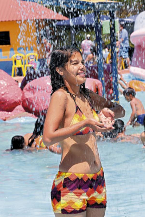 Fotos: Esculturales mujeres engalanan playas y balnearios de Honduras