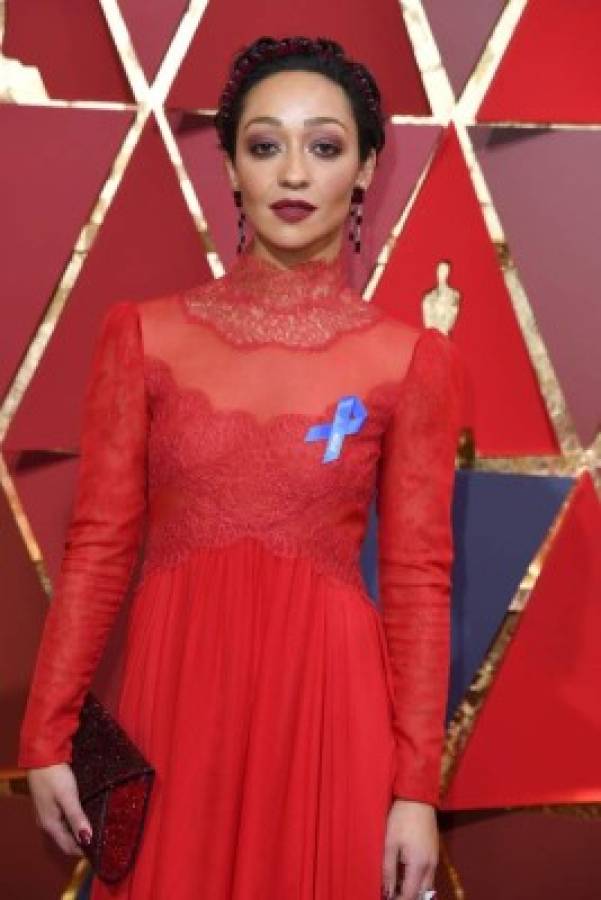 ¿Qué significa el listón azul que llevaron algunos artistas en la alfombra roja de los Oscar?