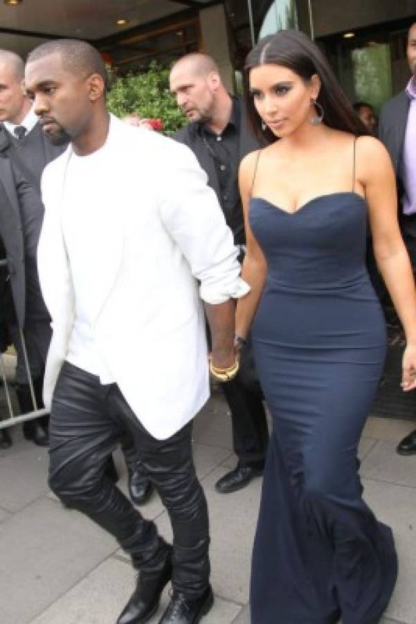 Kenye West manosea a Kim Kardashian en público