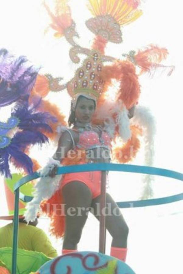 Tegucigalpa derrocha color y algarabía en el carnaval por su 438 aniversario