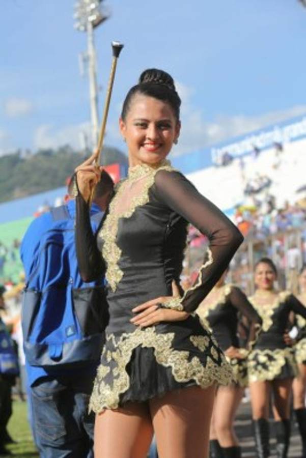 Bastoneras, dueñas de la pasarela cívica