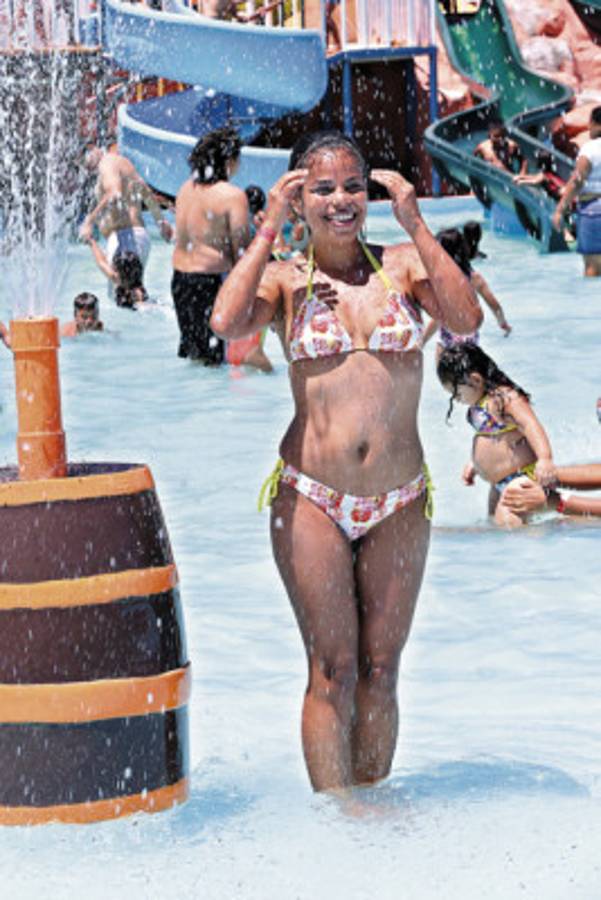 Fotos: Esculturales mujeres engalanan playas y balnearios de Honduras