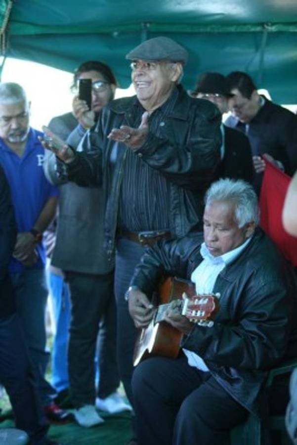 Sentida despedida de familia y amigos al poeta José Adán Castelar