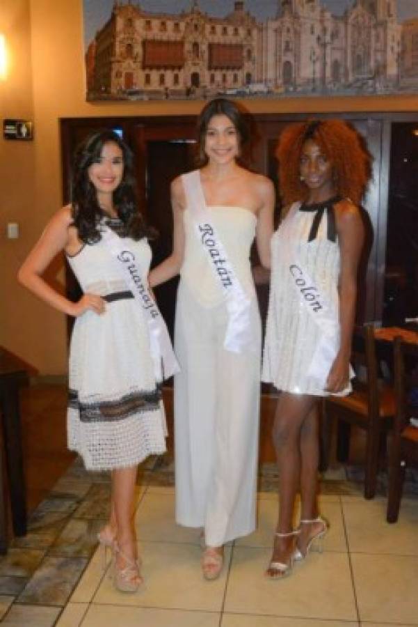 April junto a dos de las concursantes de Miss Universe Honduras 2017.