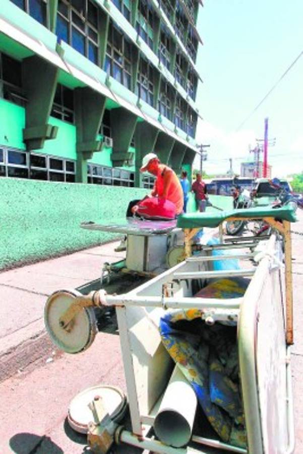 'Tenemos cinco días durmiendo en el suelo”