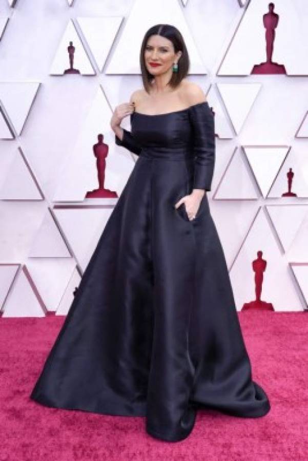 Laura Pausini lució este hermoso vestido negro. Foto AFP