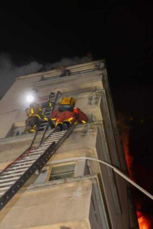 Diez muertos deja un incendio aparentemente intencionado en un edificio en París, Francia