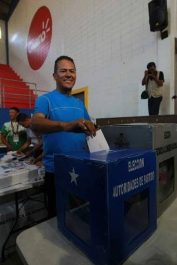 El primer hondureño en ejercer el sufragio este domingo