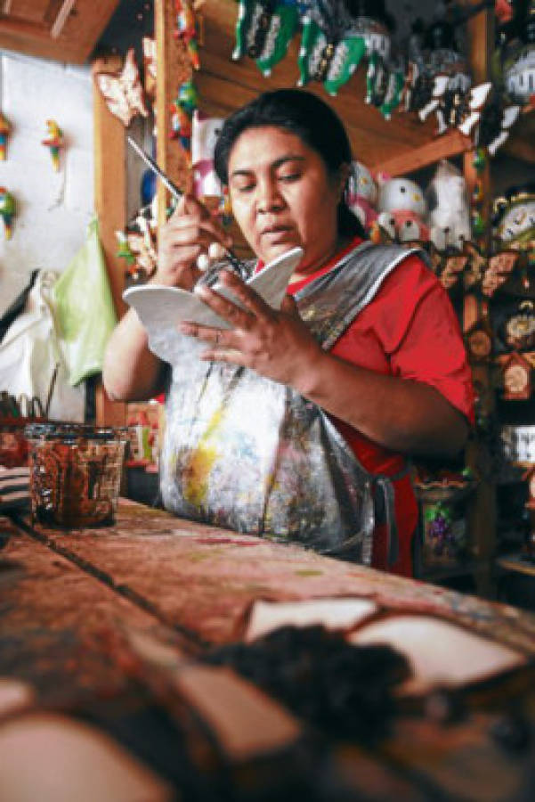 Manos que plasman hermosas obras de arte
