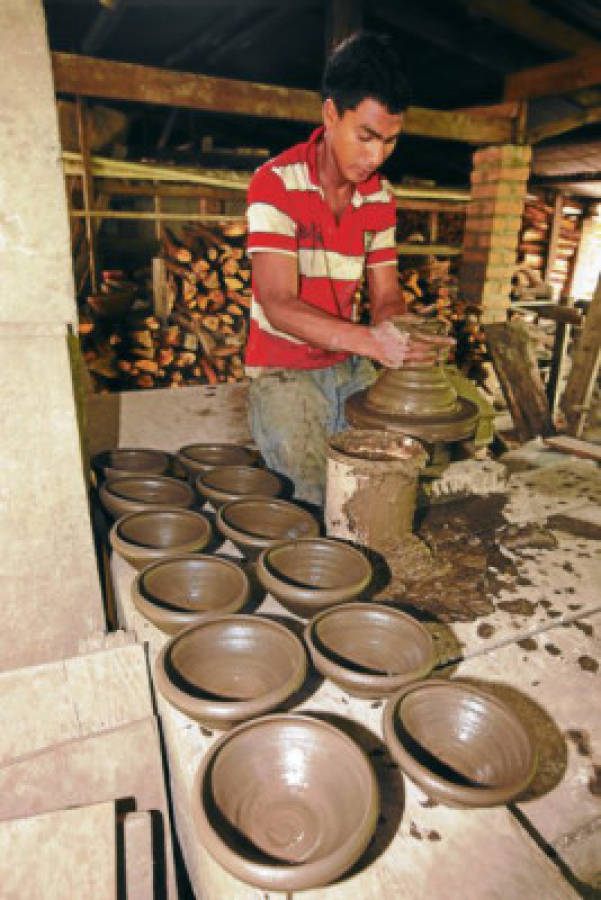 Manos que plasman hermosas obras de arte