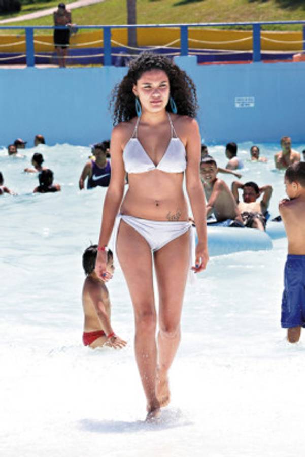 Fotos: Esculturales mujeres engalanan playas y balnearios de Honduras