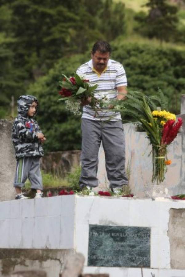 Hondureños rinden tributo a sus familiares ausentes