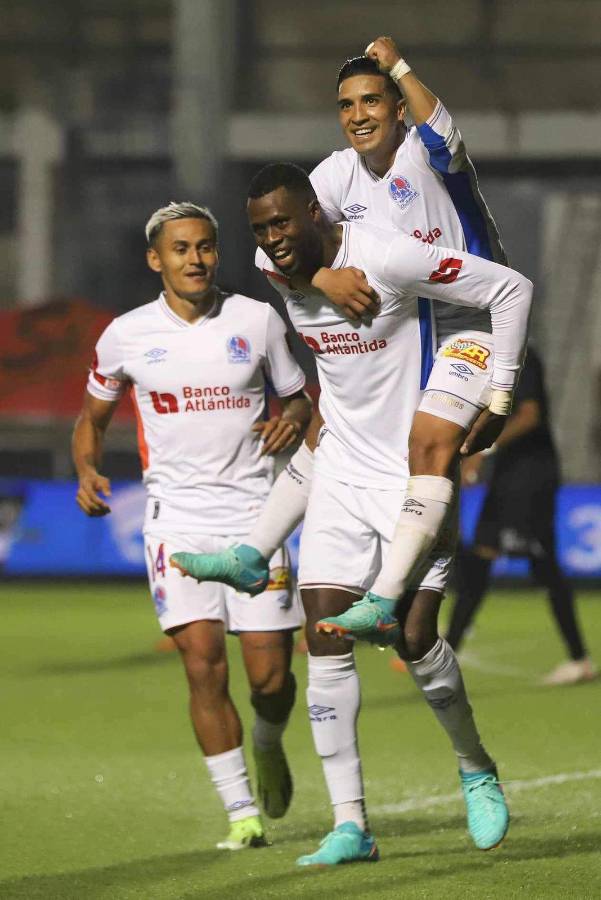 Celebración de los merengues en la anotación de Yustin Arboleda.