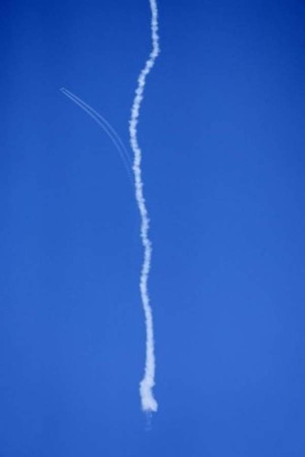 El VSS Unity de Virgin Galactic se separa del VMS Eve y se lanza hacia el espacio, después de despegar del Spaceport America para su primer vuelo de prueba con tripulación completa. Foto: AFP.