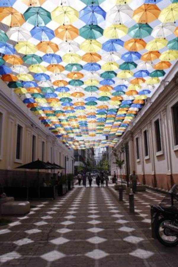 Sombrillas MIN estuvo integrada por 1,000 paraguas.