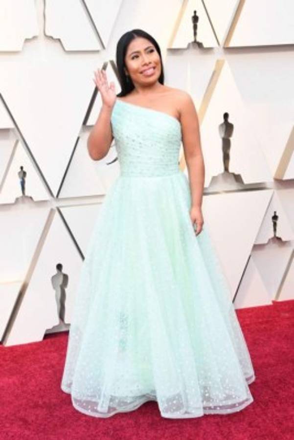 Yalitza Aparicio, que interpretó a Cleo en 'Roma', usó un vestido azul celeste. Foto AFP