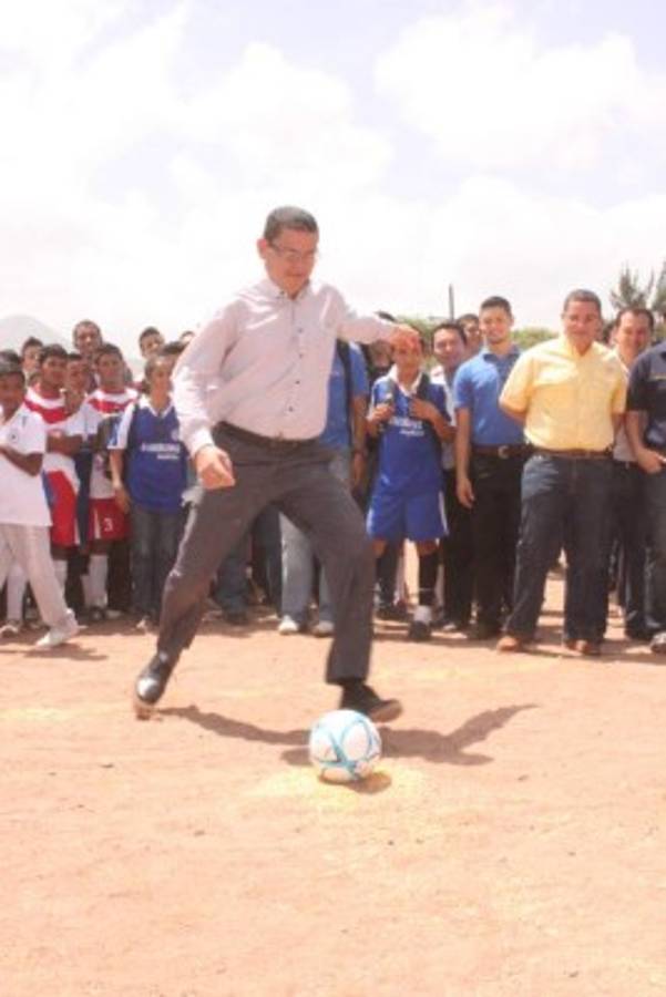 Marlon Escoto celebró cuatro años como ministro de Educación de Honduras
