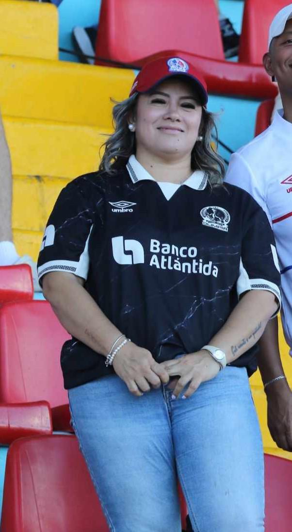 Las bellas chicas que fueron captadas en el Nacional para el Olimpia-Real España