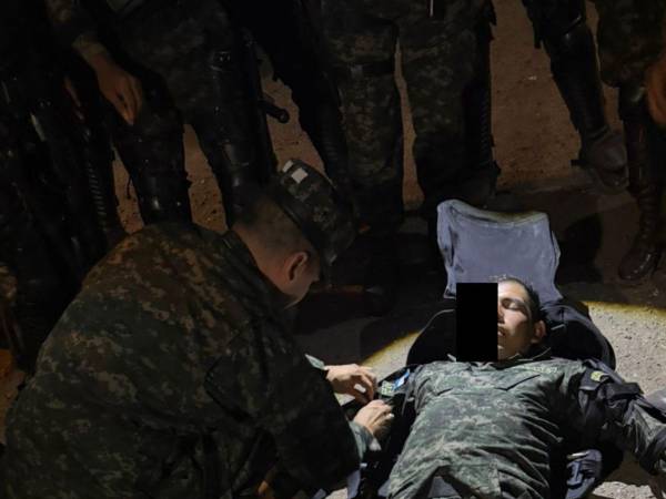 El soldado fue trasladado en una ambulancia de reacción al Hospital Militar, donde recibe atención médica especializada.