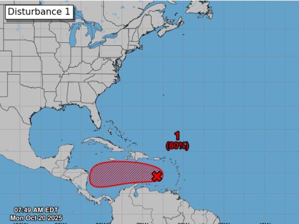 Localización y posible trayectoria de la onda tropical que se desplaza por el mar Caribe.