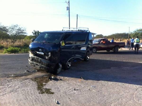 En la escena del accidente solo se reportaron daños materiales de los dos vehículos que participaron en el choque.