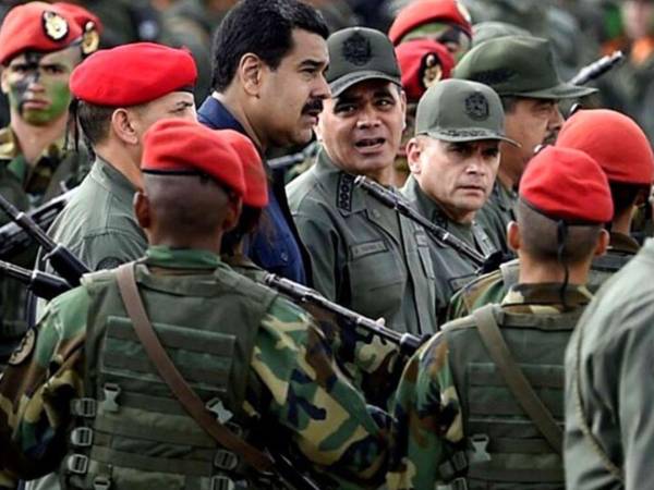 El presidente de Venezuela, Nicolás Maduro, rodeado de militares durante una actividad de la Fuerza Armada Nacional Bolivariana (FANB).
