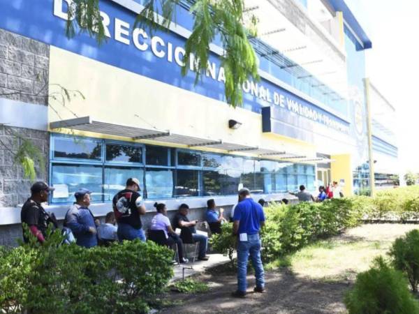 La propuesta señala que las personas interesadas deberán acreditar que tienen 50 años cumplidos o más mediante el Documento Nacional de Identificación (DNI) u otro documento oficial.
