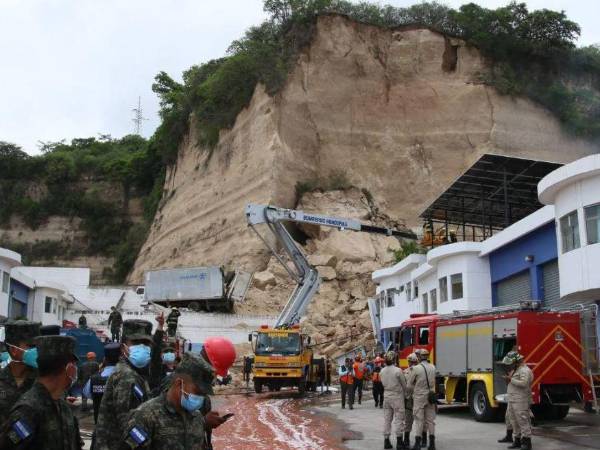 El informe establece que, aunque los mapas geológicos y de amenazas del Distrito Central clasifican originalmente el sector como una zona de baja susceptibilidad a movimientos de ladera, las intervenciones humanas modificaron esas condiciones.