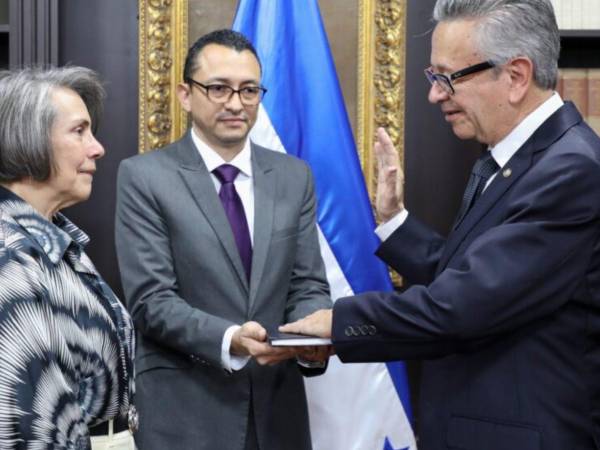 Roberto Flores Bermúdez fue juramentado este viernes por la canciller hondureña Mireya Agüero.