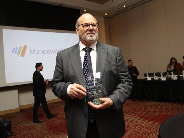 El empresario Jorge Canahuati Larach, presidente de Grupo OPSA y de la revista Estrategia &amp; Negocios (E&amp;N), fue homenajeado este jueves 30 de julio por su trayectoria corporativa y aporte al desarrollo económico y social de Honduras y Centroamérica, durante una gala empresarial realizada en el Hotel Real Intercontinental de Tegucigalpa.