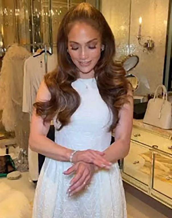 Ella se preparó en un salón de la capilla especialmente acondicionado. Para la ceremonia vistió un sencillo vestido blanco sin mangas y llevó el cabello semi recogido.