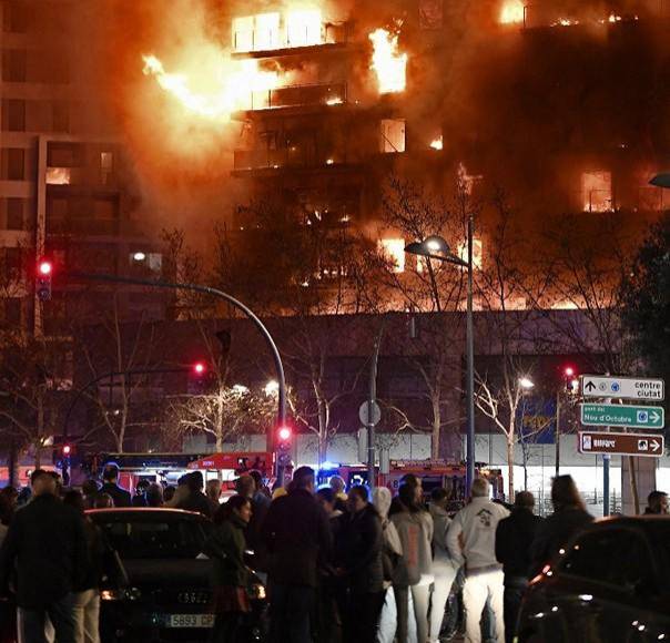 El infierno desatado en edificio de apartamentos en Valencia, España