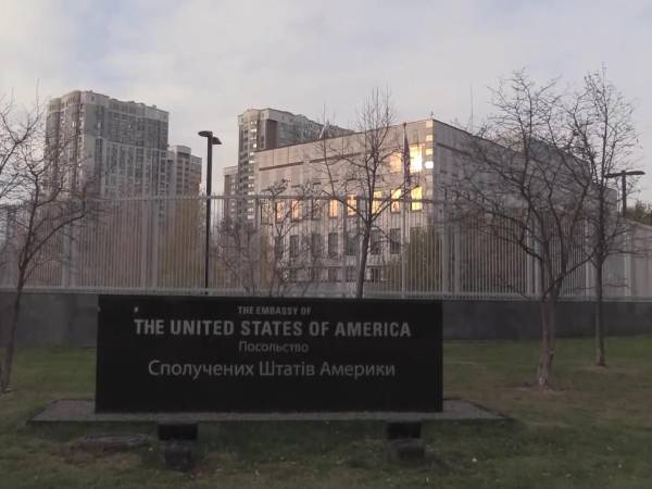 Al menos cinco embajadas en Ucrania cerraron sus puertas este miércoles por la amenaza de bombardeos en Kiev, incluida la de Estados Unidos.