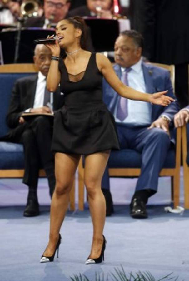 Obispo manosea bubi de Ariana Grande en el funeral de Aretha Franklin y luego pide disculpas